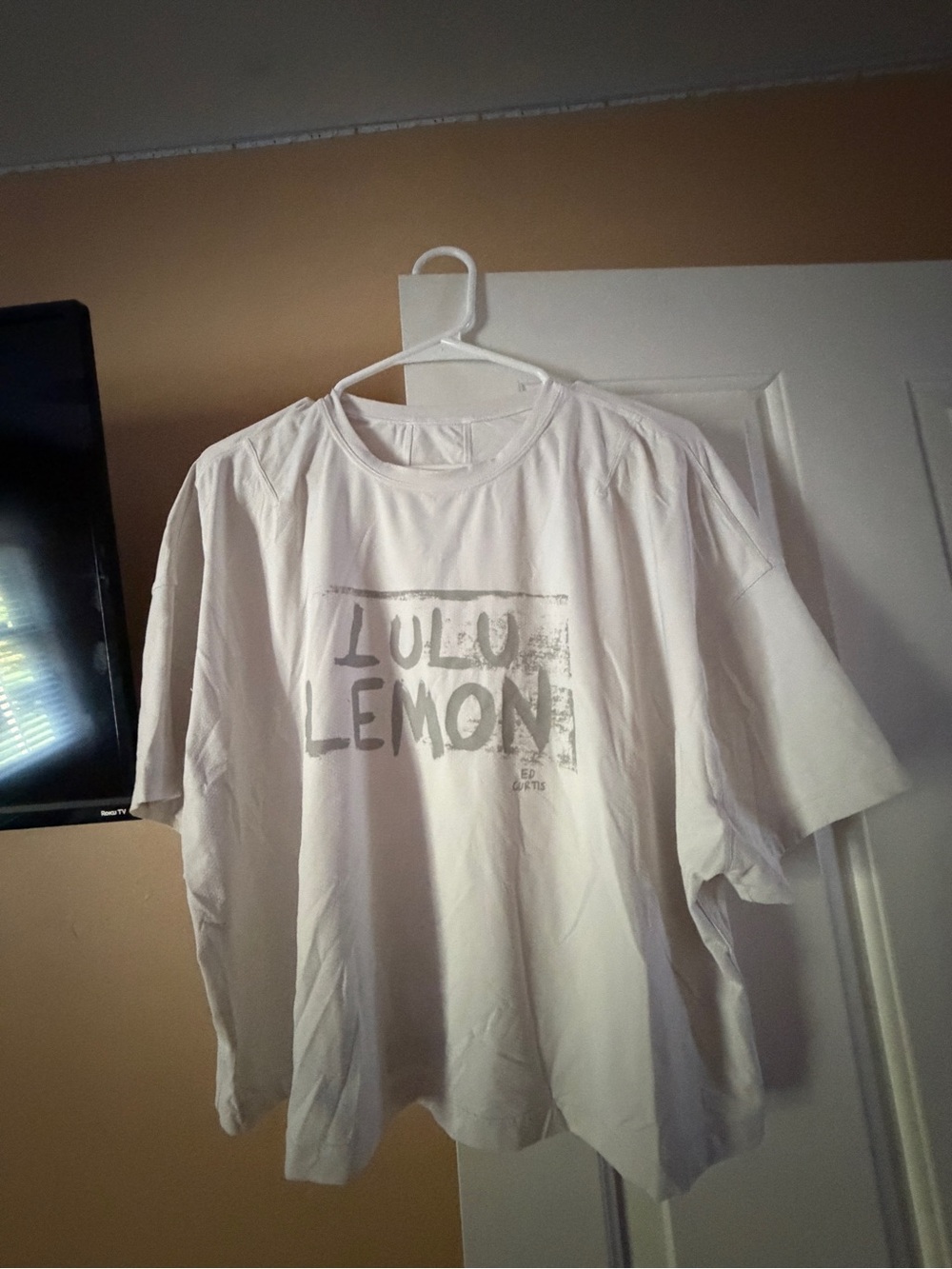lululemon athletica White Graphic woman’s crop top